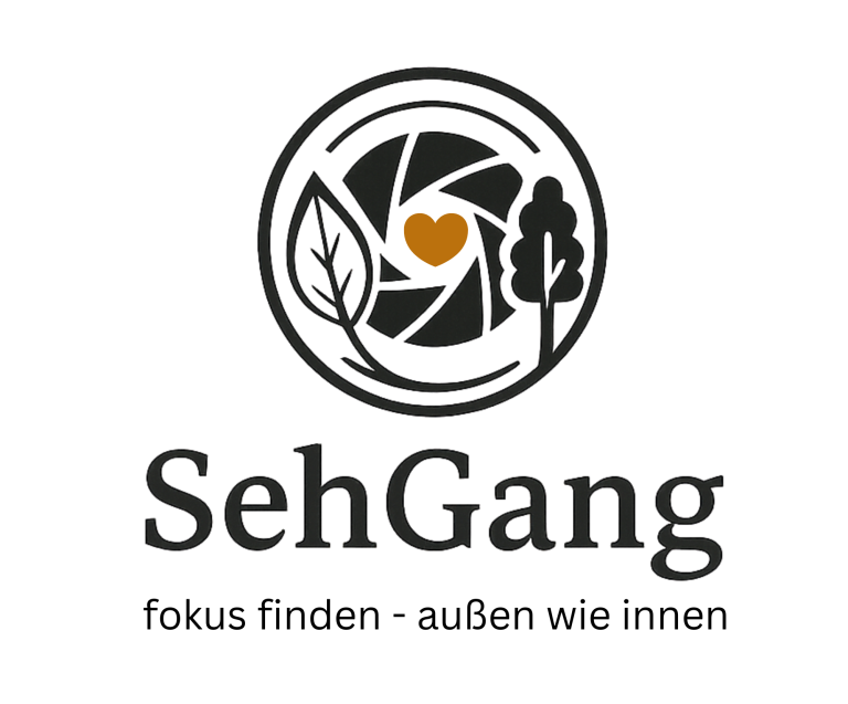 SehGang Logo Logo von SehGang mit Kameraobjektiv, Herz und stilisierten Blättern und Baum.