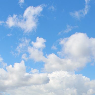 Wolkenhimmel Helle, wolkenreiche Himmel mit blauen und weißen Farbtönen.